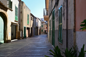 eine strasse in der altstadt von alcudia auf mallorca, spanien