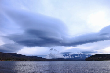 山中湖村　富士山と笠雲　つるし雲