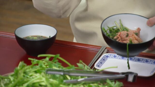 신선한 미나리가 들어간 전골을 젓가락으로 덜어먹는 모습