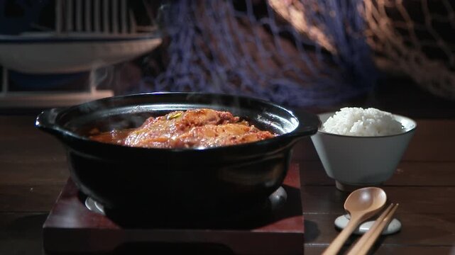 아늑하고 어두운 테이블에 차려진 밥과 찌개