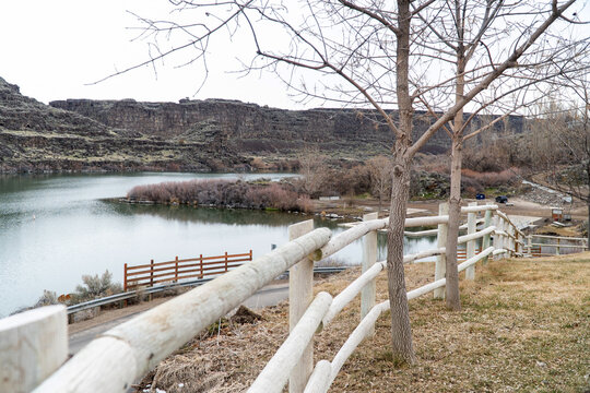 Park outside Shoshone Falls in the summer time