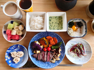 a beefsteak combo set (lunch menu) / ビーフステーキのセットメニュー - 真上からのアングル