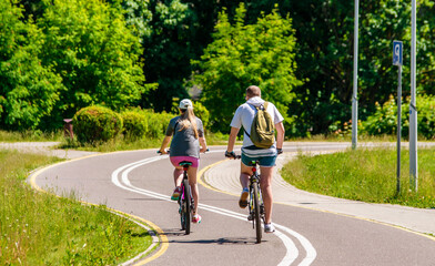 Obraz premium Cyclists ride on the bike path in the city Park 