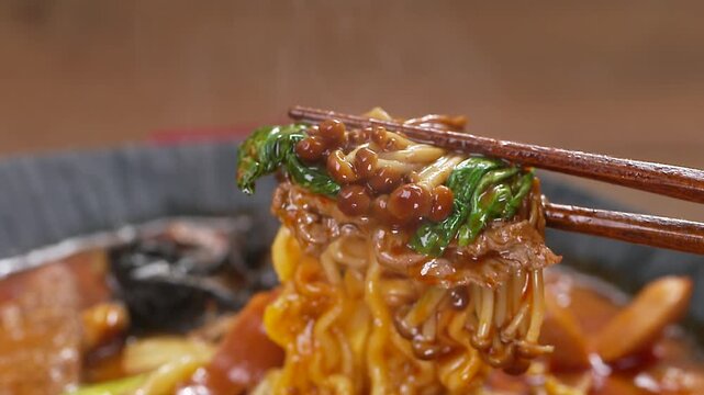 다양한 채소가 들어간 건강한 라면 한 입