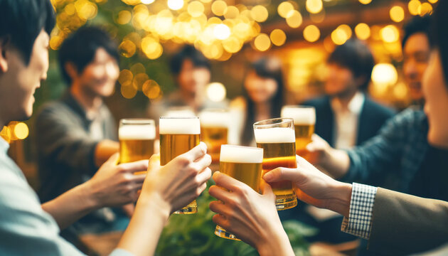 大人数でビールで乾杯する様子