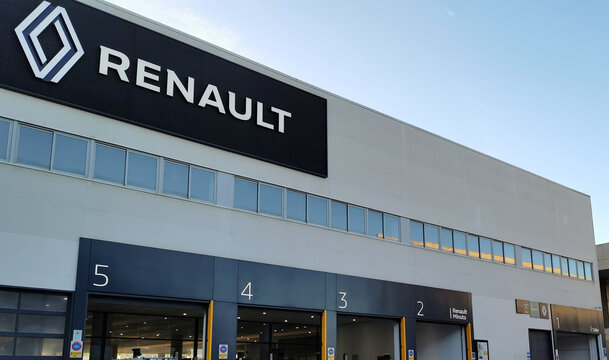 Logotipo Renault en un taller de M&aacute;laga, Espa&ntilde;a 2022