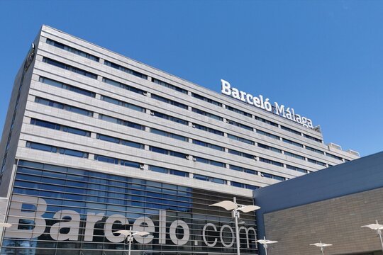 Hotel Barcel&oacute; M&aacute;laga, Espa&ntilde;a 2024 cartel publicitario fachada exterior.