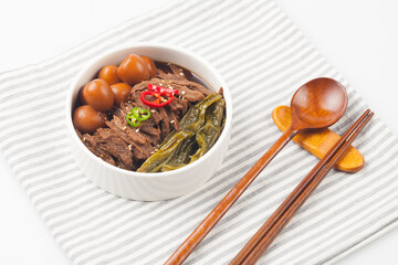  A side dish made by simmering beef in soy sauce.