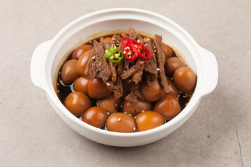  A side dish made by simmering beef in soy sauce.