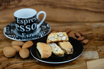 Cantucci italienisches Mandelgebäck und dazu einen Espresso