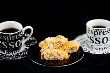 Cantucci italienisches Mandelgebäck und dazu einen Espresso