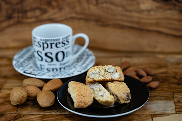 Cantucci italienisches Mandelgebäck und dazu einen Espresso