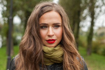 Naklejka premium Pretty autumn woman in fall park, outdoor portrait