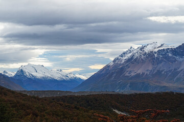 Blick auf Wald und Berge mit Schnee im Fitz Roy bei El Chaltén in Argentinien
