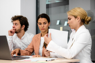 Obraz premium Employees participating in a brainstorming session in an office conference room. A perfect shot to illustrate a dynamic and creative work environment