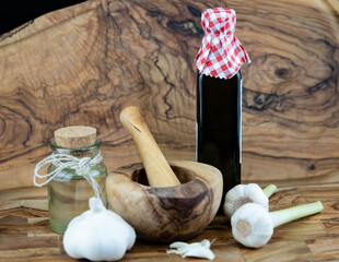 Frischer und getrockneter Knoblauch auf Olivenholz