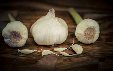 Frischer und getrockneter Knoblauch auf Olivenholz