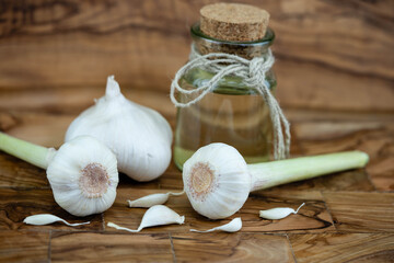 Frischer und getrockneter Knoblauch auf Olivenholz