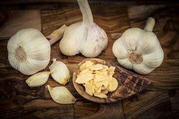 Frischer und getrockneter Knoblauch auf Olivenholz