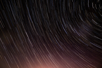 Image with starry sky in which you can see the full movement of the stars