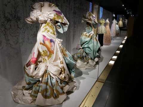 La Galerie Dior, Paris. Christian dior haute couture, Paris : 18th century inspired long dress by John Galliano. Dress in hand-painted silk satin, 2004