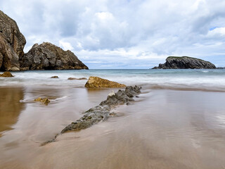 sea ​​waves breaking on the rocks