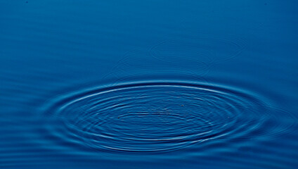movimiento del agua en un lago