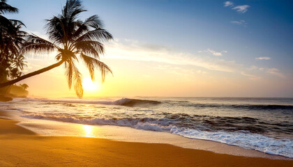 Traumstrand mit Palmen im Sonnenuntergang 
