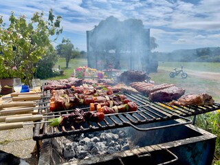 Preparación de un asado a la parrilla, celebrando el día de la independencia de Chile