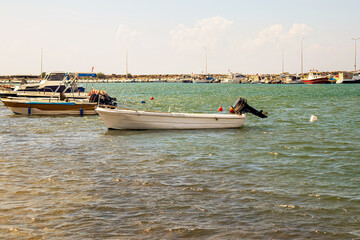 Obraz premium anchored boats boats in the harbor