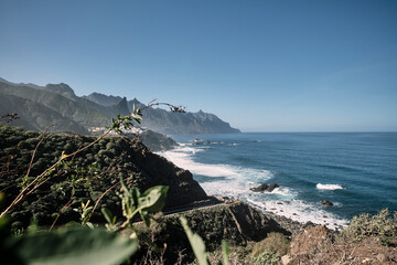 Vista su scogli e oceano.