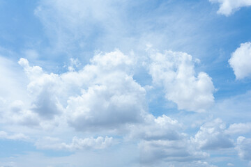 Obraz premium beautiful sky filled with fluffy white clouds