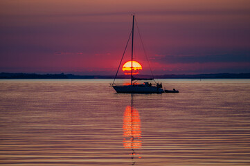 kitschige Sonnenuntergang kulisse mit Segelboot