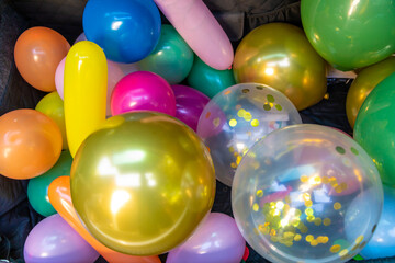 Viele bunte Luftballons im Kofferraum eines Autos