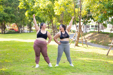 Obraz premium exercising outdoor in park. beautiful young chubby overweight woman in sportswear doing exercise outdoors at park. fitness sport club, body and health care. Activity