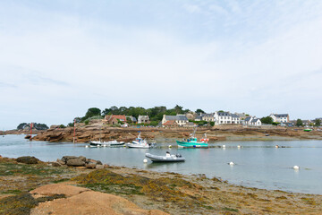 Barques dans le petit port de Ploumanac'h en Bretagne