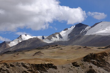 randonneurs en montagne au tibet Ladakh en groupe pour un voyage trek en Inde