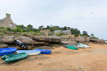 Barques dans le petit port de Ploumanac'h en Bretagne