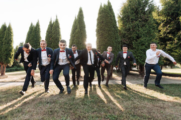 Obraz premium A group of men in suits and ties are running in a field