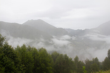 catena montuosa tra le nuvole