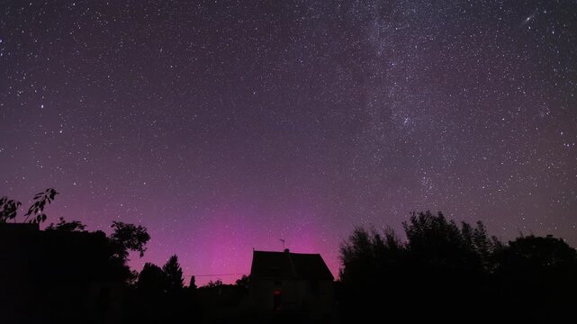 Timelapse d'une aurore bor&eacute;ale au dessus d'une maison en France (C&ocirc;te d'Or, Bourgogne) le 13 ao&ucirc;t 2024.