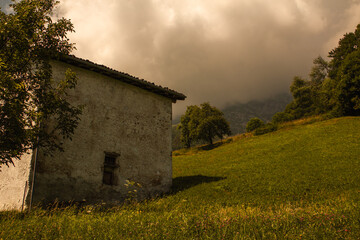 Obraz premium casa nel campo