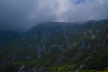 montagna con le nubi blu