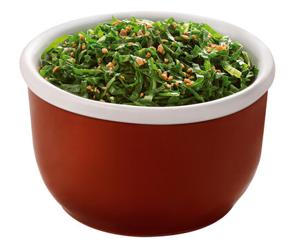 tigela com couve refogada com alho frito isolado em fundo transparente