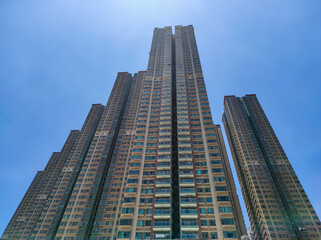 Obraz premium Low angle view of buildings in Hong Kong city against sky
