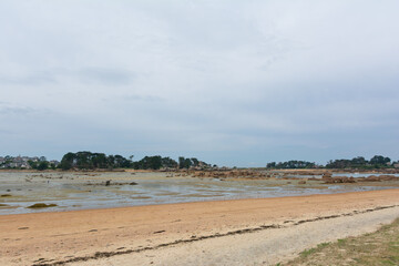 Marée basse sur la côte de granit rose en Bretagne
