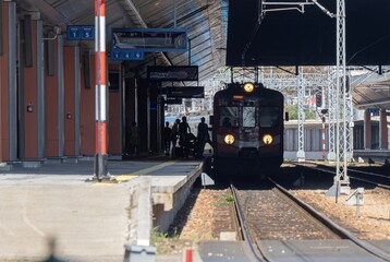  pociąg na dworcu kolejowym w słoneczny letni dzień  © siwyk