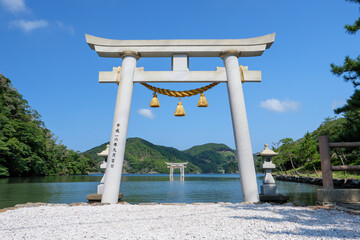 夏の青空と対馬和多都美神社の風景