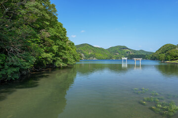Obraz premium 夏の青空と対馬和多都美神社の風景