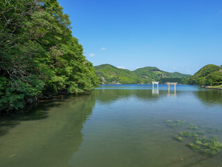 夏の青空と対馬和多都美神社の風景